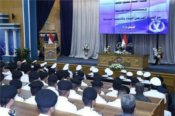  وزير الداخلية مع الضباط الجدد دفعة 2018 