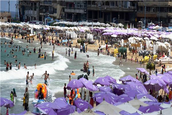 اشغالات محدودة لشواطئ الإسكندرية أول ايام عيد الأضحى 
