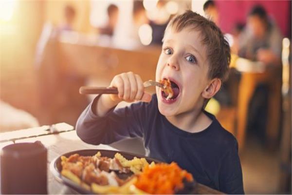 4 حيل لاقناع طفلك بتناول اللحوم