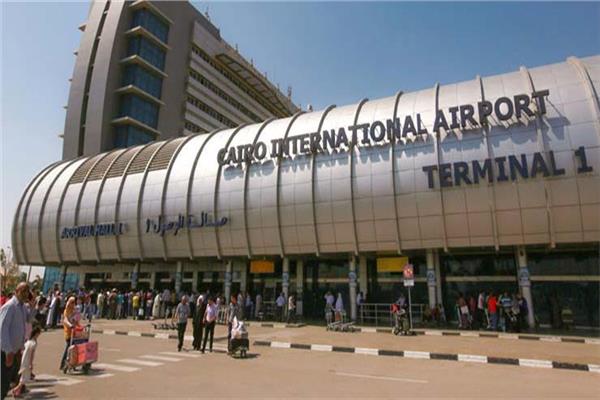 مطار القاهرة يستقبل الحجاج بالتنورة
