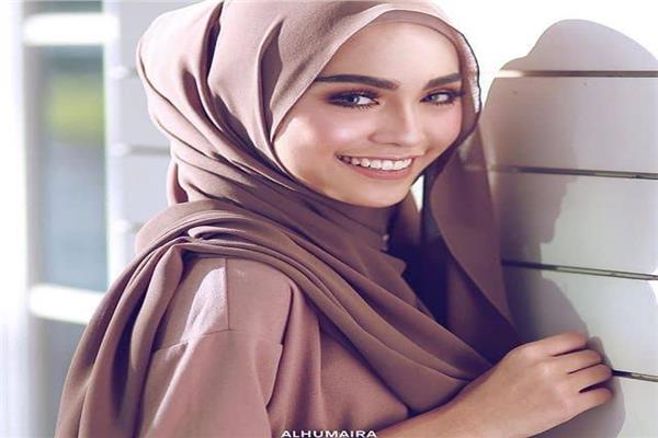 البساطة والأناقة .. عنوان موضة لفة الحجاب 2018