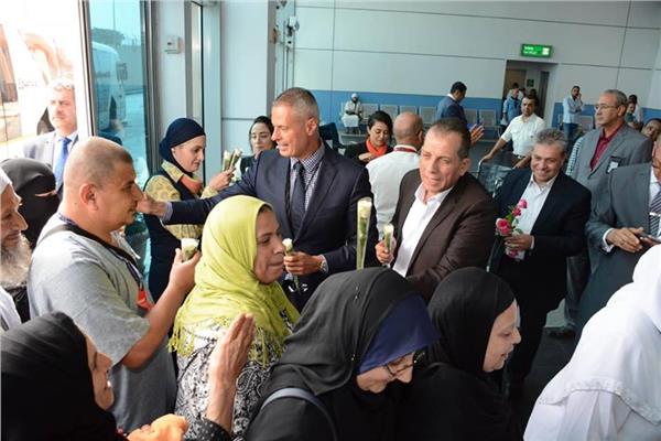بالصور رئيس مصر للطيران و القابضة للمطارات يستقبلون الحجاج بالورود