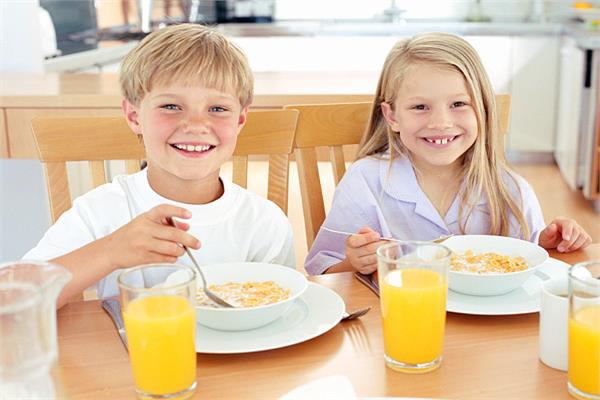 فوائد وجبة الإفطار للأطفال 