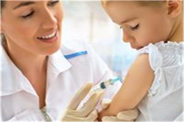 كيف تتعاملي مع ألام طفلك بعد التطعيم؟