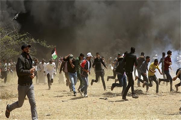 عشرات الفلسطينيين يشتبكون مع الجيش الإسرائيلي ومستوطنين لمنع مصادرة أراض