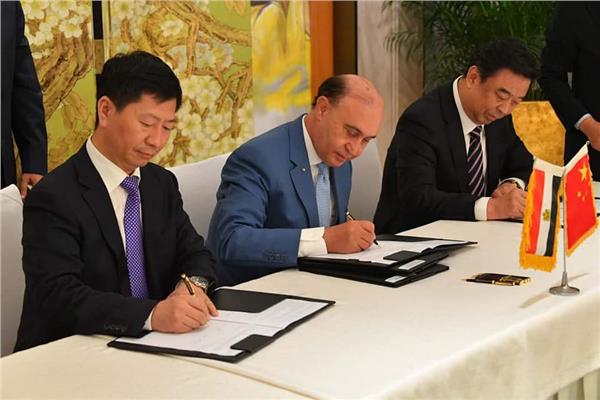 3 شركات صينية توقع عقود بمليار دولار مع المنطقة الاقتصادية لقناة السويس