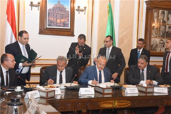 رئيس جامعة القاهرة ووزير التموين خلال توقيع الاتفاقية