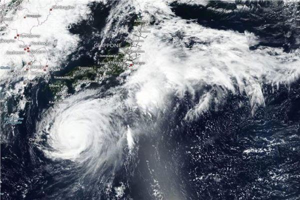 «الأرصاد»: اليابان تعيش أعنف إعصار منذ 25 عامًا