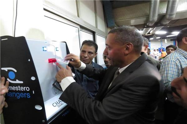بالصور.. تشغيل ماكينة صراف آلي لـ«الفكة» بمحطة مترو الشهداء
