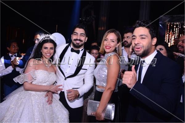 أحمد جمال وريم البارودي مع العروسين