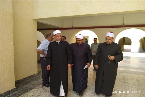 صالح عباس يتفقد اختبارات القبول بمعهد العلوم الإسلامية  