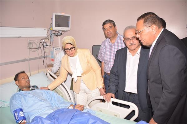 وزيرة الصحة والسكان د.هالة زايد خلال زيارة المصابين