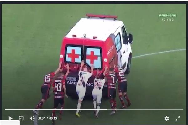  لاعبون بالدوري البرازيلي ينقذون سيارة إسعاف