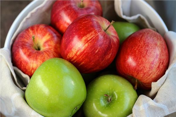 صورة موضوعية- فوائد تناول التفاح علي الريق
