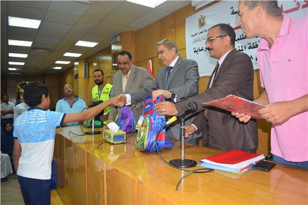 محافظ المنيا يوزع حقائب مدرسية للطلاب الأولى بالرعاية