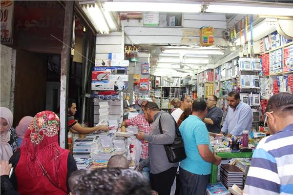 رواج سوق الكتب الخارجية بالفجالة