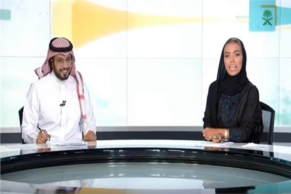 المذيعة وئام الدخيل و الإعلامي السعودي عمر النشوان خلال تقديمهما للنشرة