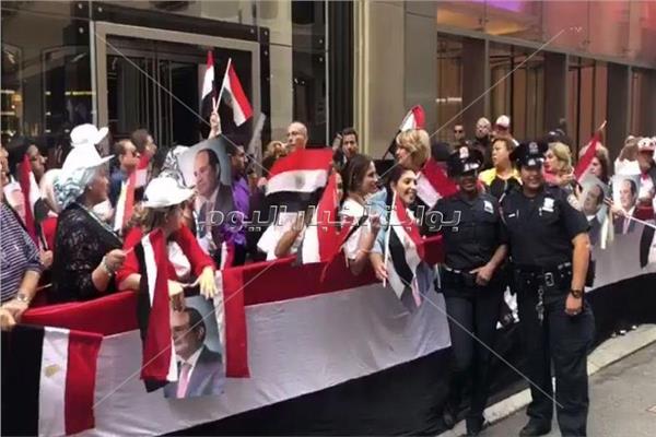 ضباط شرطة نيويورك يشاركون المصريون احتفالاتهم بزيارة السيسي