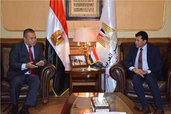 وزير الرياضة يلتقى سفير اندونسيا بالقاهرة