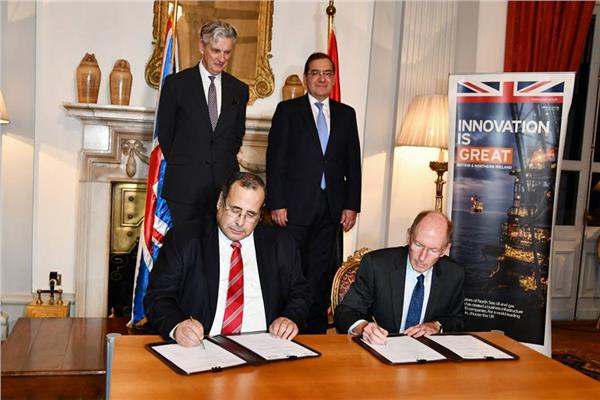 مصر وبريطانيا توقعان اتفاقية جديدة للعمل فى مشروعات حقول البترول 