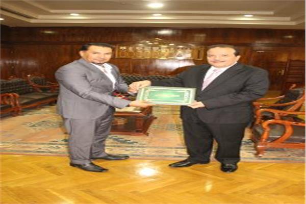 شهادة تقدير من العراق لرئيس جامعة طنطا