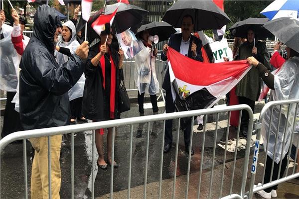 بعض أبناء الجالية المصرية أمام مبنى الأمم المتحدة