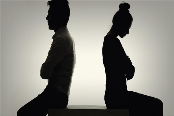 الطلاق السريع «موضة العصر».. قصص حب مشتعلة تنتهي بالطلاق أو الخلع