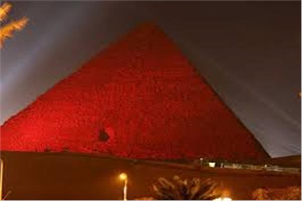  الأهرامات باللون الأحمر  - صورة أرشيفية