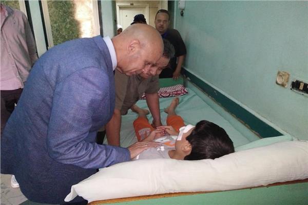  وكيل صحة الشرقية يزور طفل أصيب بعينه في أول يوم دراسي 