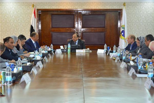 وزير التنمية المحلية ومحافظ القاهرة يناقشان منظومة النظافة
