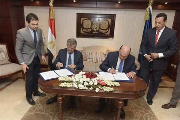 توقيع الاتفاقية الخاصة بتنفيذ رصيف لتداول السيارات بالأرصفة الجديدة بمنطقة شرق بورسعيد