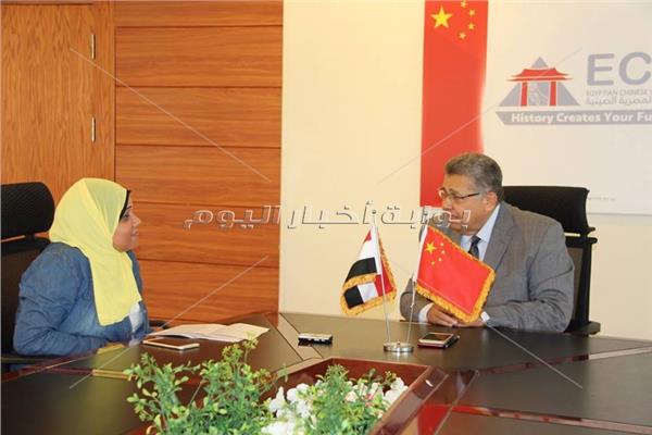 رئيس الجامعة المصرية الصينية خلال حواره مع محررة بوابة أخبار اليوم
