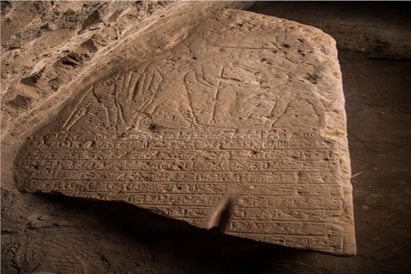 اكتشاف لوحتين من الحجر الرملي بمعبد كوم أمبو في أسوان