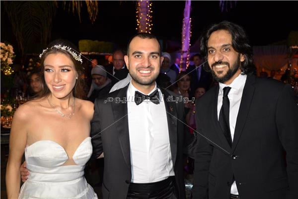 بهاء سلطان مع العروسين