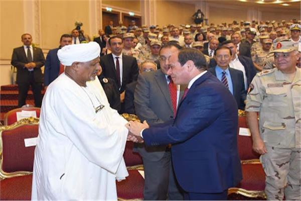الرئيس السيسي يكرم البطل أحمد إدريس