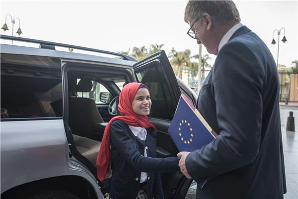 في اليوم العالمي للفتاة.. طالبة مصرية سفيرة للاتحاد الأوروبي 
