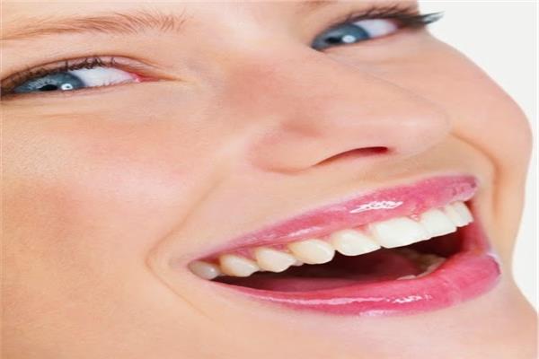 أسباب ظهور مشاكل بعد التركيبات التجميلية الخاطئة للأسنان