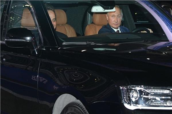الرئيس السيسي يركب سيارة بوتين الجديدة 