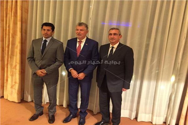 وزير الرياضة يبحث التعاون مع حاكم إقليم جنوب بحر إيجه ورئيس منظمة السلام