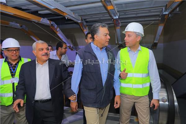  وزير النقل يغادر "مترو مصر الجديدة"