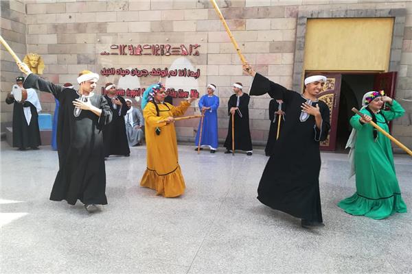 صور| فرقة الأقصر ترقص بالعصا في متحف النيل