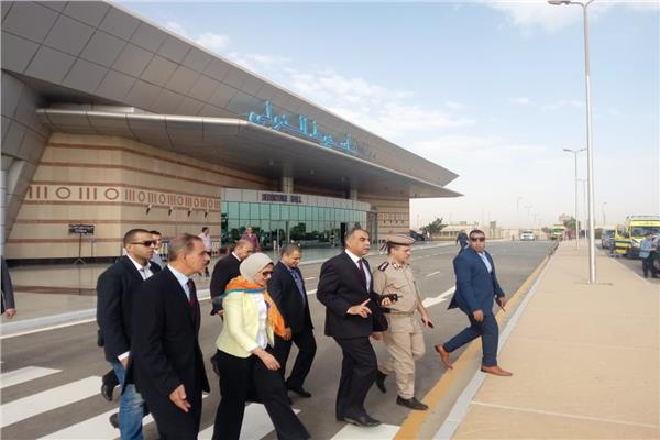 وزيرة الصحة لحظة وصولها مطار أسيوط بحضور المحافظ