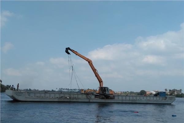 «البيئة» تشارك في حملة إزالة الأقفاص السمكية بنهر النيل بالبحيرة