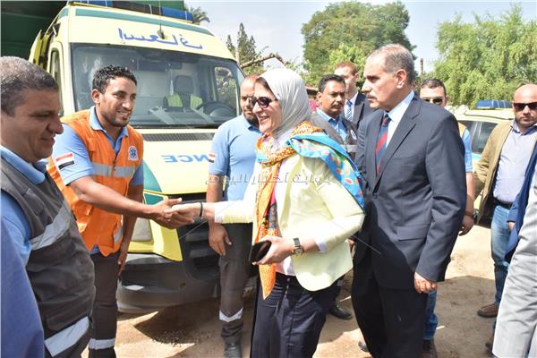 صور| وزيرة الصحة تستقل سيارة إسعاف لتفقد مستشفى أبوتيج