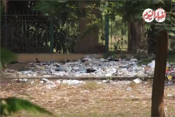 القمامة داخل حدائق القناطر الخيرية
