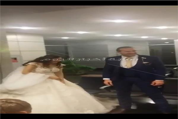 مطار القاهرة يشارك عروسين فرحتهما داخل صالة السفر