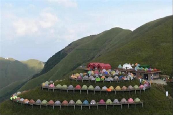 الصين تسجل رقمًا قياسيًا لأطول خط خيام بالعالم فوق جبل شاهق