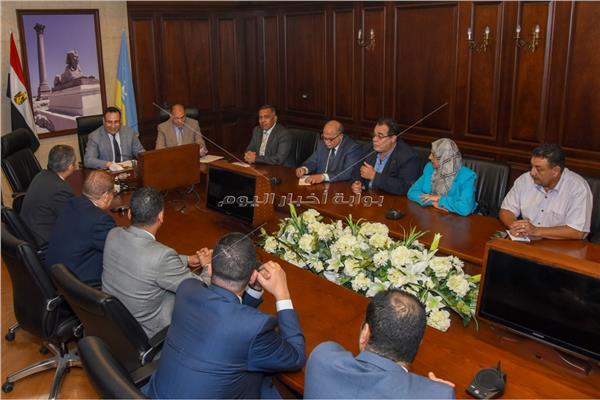 محافظ الإسكندرية خلال الاجتماع مع ممثلي الأندية