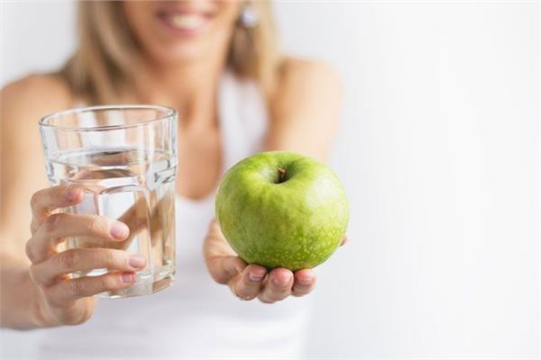 فوائد أكل التفاح وشرب الماء على الريق :