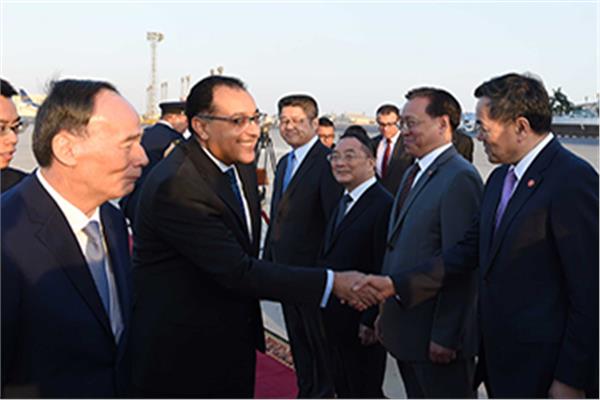 رئيس الوزراء يتسقبل نائب الرئيس الصيني في مطار القاهرة أمس